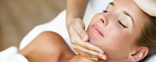 jeune-femme-recevant-massage-tete-dans-centre-spa